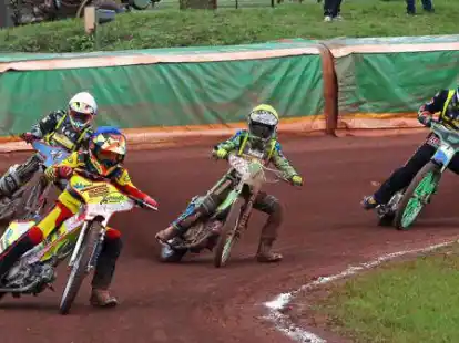 Nerven- und fahrstark driftete Thies Schweer (vorne) vom MSC Moorwinkelsdamm beim Bundesendlauf in der Klasse bis 125 ccm durch die Kurven.