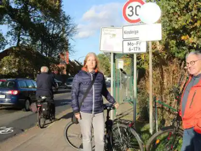Auf der Hunoldstra&szlig;e in Hundsm&uuml;hlen mit dem Rad auf der Stra&szlig;e zu fahren, trauen sich nach der Umsetzung der Radfahrer-Novelle noch immer nicht viele, sagen Gr&uuml;nen-Ratsfrau Maike Tramann (vorne, links) und Winfried Koslowski vom Ortsverein.