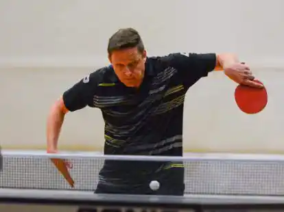 Besiegte mit dem VfL Edewecht den Tabellenf&uuml;hrer, unterlag dann aber Sande II und dem SSV Jeddeloh: Lutz Sch&ouml;bel.