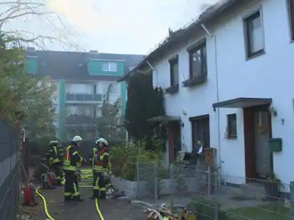 Kleinere Teile der Dachkonstruktion wurden weggeschleudert und lagen neben dem brandbetroffenen Geb&auml;ude auf dem Boden.