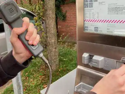 Den H&ouml;rer hat schon lange keiner mehr in die Hand genommen: In Westerstede steht an der alten Post noch eine Telefonzelle &ndash; genutzt wird sie aber kaum noch. Klassische Zellen, also mit H&auml;uschen, gibt es seit 2018 nicht mehr.