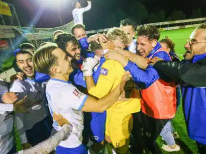 Wurde nach dem fr&uuml;hen Gegentor zum Derbyhelden: Torh&uuml;ter Marcel Bergmann (in gelb) parierte zwei Elfmeter und wurde daf&uuml;r entsprechend von seinen Teamkollegen gefeiert.