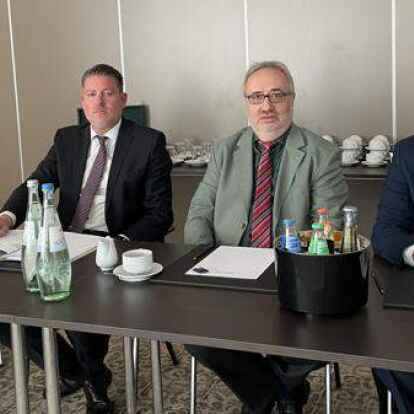 Luden zum Pressegespr&auml;ch: Rechtsanwaltsassistentin Stefanie Michalski, Rechtsanwalt Daniel D&uuml;rrfeld, Professor Dr. Reiner Osbild und Rechtsanwalt S&ouml;ren Hauptstein.