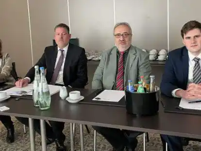Luden zum Pressegespr&auml;ch: Rechtsanwaltsassistentin Stefanie Michalski, Rechtsanwalt Daniel D&uuml;rrfeld, Professor Dr. Reiner Osbild und Rechtsanwalt S&ouml;ren Hauptstein.
