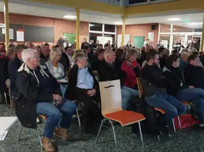 Gro&szlig; war das Interesse aus der Bev&ouml;lkerung am Thema Ausbau der Windenergie: &Uuml;ber 100 B&uuml;rgerinnen und B&uuml;rger waren der Einladung der Gemeinde in die Aper Schule gefolgt.