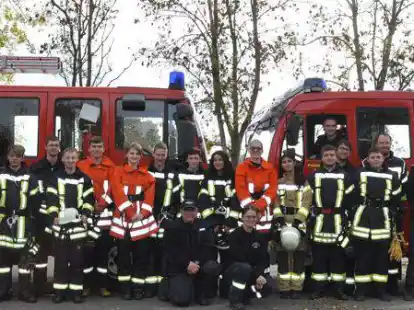 Vertreter der Gemeinden Stadland, Jade und Ovelg&ouml;nne gratulierten dem Feuerwehr-Nachwuchs.