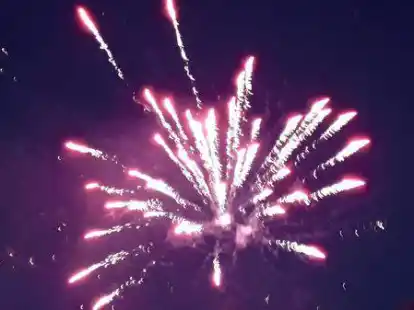 Ein Feuerwerk am Himmel (Symbolbild): In Augustfehn wird am Samstag, 5. November, erneut ein Winterfeuerwerk abgebrannt.