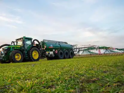 Landwirtschaftliche Fl&auml;chen &ndash; in Ostfriesland vor allem Gr&uuml;nland &ndash; werden in zu hohem Ma&szlig;e f&uuml;r Bauprojekte und Ausgleichsfl&auml;chen gekauft. Landvolkpr&auml;sident Manfred Tannen kritisiert den hohen Grad der Versiegelung.