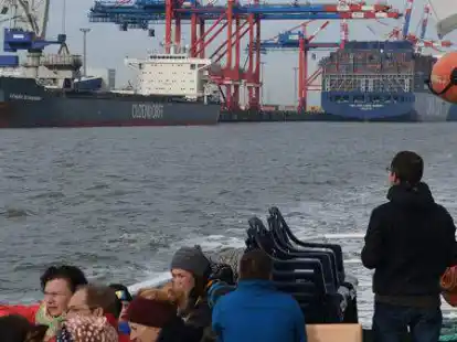 Interessant wird es jedes Mal am Jade-Weser-Port und im Marinehafen, wenn Kapit&auml;n Jens Tattje die G&auml;ste mit Daten versorgt, was gerade an den Kaianlagen zu sehen ist.