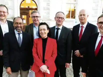 Freuen sich &uuml;ber den Bescheid (von links):  Friesland-Kliniken-Gesch&auml;ftsf&uuml;hrer Dr. Werner Wodrich, Dr. Yasser Abdalla, &Auml;rztlicher Direktor Sanderbusch, Studiendekan Prof. Dr. Karsten Witt, Friesland-Kliniken-Gesch&auml;ftsf&uuml;hrerin Petra Hohmann, Dr. Guido Klein, &Auml;rztlicher Direktor St.-Johannes-Hospital, PJ-Beauftragter PD. Dr. Claus L&uuml;ers sowie Landrat Sven Ambrosy.