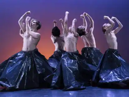 Das Ensemble besch&auml;ftigt sich in &bdquo;Human&ldquo; mit aktuellen Themen.