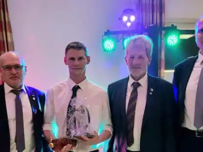 Michael Meyer (2.v.l.) wurde zum &bdquo;Aktiven des Jahres&ldquo; ernannt. Es gratulierten (v.l.) der 1. Vorsitzende Wilfried Meemken, Ehrenvorsitzender Werner Engbers und der 2. Vorsitzende Daniel Loots.