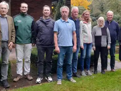 Ehrungen bei der Baumschule zu Jeddeloh (von links): Jan-Dieter zu Jeddeloh, Jan zu Jeddeloh junior, J&ouml;rg Behrens, Stefan Bremermann, Hans-Theo Hinrichs, Lisa Martens, Gisela Scholl&auml;n, Thomas Gorka und HaiYen Trinh (LWK).