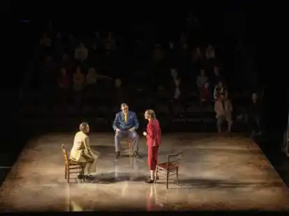 &bdquo;Die Reise der Verlorenen&ldquo; im Gro&szlig;en Haus des Staatstheaters: Bei diesem St&uuml;ck gibt es zus&auml;tzliche Zuschauerpl&auml;tze direkt auf der B&uuml;hne.