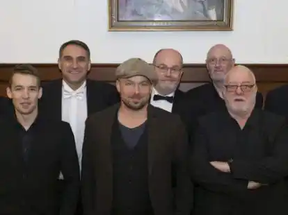 Richten vier Konzerte im Advent in der Neuen Kirche aus: die Weihnachtsbande bestehend aus  Marc St&uuml;nkel, Dj&uuml;rko Z&uuml;chner, Volker Leiss, Oliver J&uuml;chems, Edzard Wagenaar, Ernst Poets, Piet Meyer und Marek M&uuml;ller.