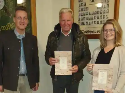 Auszeichnung im Namen der Landesj&auml;gerschaft (von links): Lutz Wemken verlieh Helmut Reck und Alke H&ouml;pken das &bdquo;Goldene Rebhuhn&ldquo;.