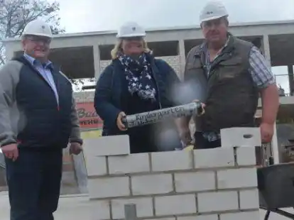 Grundsteinlegung am neuen Kindergarten an der Alma-Rogge-Stra&szlig;e mit B&uuml;rgermeister Mario Szlezak (von links), Kita-Leiterin Maren Schlieker und Polier Peter Grendel.
