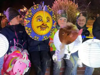 Neu und selbstgebastelt und leuchtendes &bdquo;Erbst&uuml;ck&ldquo;: Kinder beim Laternenumzug vor dem B&uuml;rgerhaus Schortens.