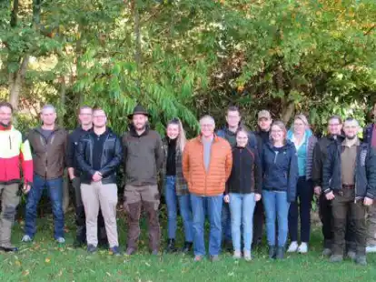 Waren Teil des Vorbereitungskurses (von rechts): Maximilian Kr&uuml;ger, Hergen Schwarting, Walter Alexander, Patrik Derksen, Talke Cirksena-Vogt, Saskia Renken, Corvin Riesmeier, Rebecca Peters, Tammo Reil, Werner Philip, Denise Hommers, Jan Luca Timmermann, Ingo Buscherm&ouml;hle, Janis Brunken, Mathias Liedke sowie Thomas Hesse und Gerd Wemken (beide DEULA).