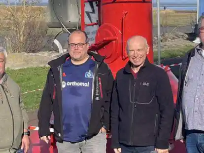 Carsten Homuth, Uwe Bergmann, Gerhard Bruns und Udo Katzwinkel (von links) haben die rote Tonne vorm Durchrosten gerettet.