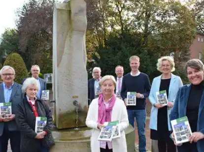 Pr&auml;sentierten das neue Jahrbuch (v.l.): Willi Baumann, Prof. Dr. Werner Klohn, Mechtild Ottenjann (alle Beirat Jahrbuch), Helmut K&uuml;nnen (Heimatverein Lindern), Benno Dr&auml;ger (Beirat Jahrbuch), Gisela L&uuml;nnemann (Heimatbund-Gesch&auml;ftsf&uuml;hrerin und Redaktion), Linderns B&uuml;rgermeister Karsten Hage, Stefan Schute (Heimatbund-Pr&auml;sident), Brigitte kleine St&uuml;ve (Druckerei Rie&szlig;elmann) und Gabriele Henneberg (Wiss. Mitarbeiterin und Jahrbuch-Redaktion).
