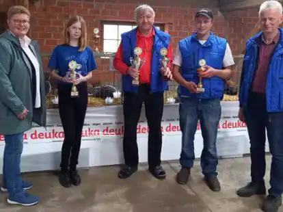 Auf der 66. Schau des Rasse-Kaninchenzuchtvereins I8 Edewecht (von links): B&uuml;rgermeisterin Petra Knetemann, Jugendvereinsmeisterin Alena Haaken, Vereinsmeister Adolf Gurk, Timo Windmann und 1. Vorsitzender Werner Haaken.