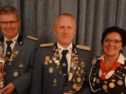 Der Markhauser Brudermeister J&uuml;rgen Meyer (von links) &uuml;berreichte an Markus Schlangen den Wanderpokal und an Hannelore Schrandt eine Auszeichnung als beste Einzelsch&uuml;tzin.
