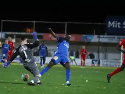Diese Situation gab es h&auml;ufiger: VfV-Keeper Antonio Brandt rettete mehrfach vor einem heranst&uuml;rmenden Kickers-Spieler.