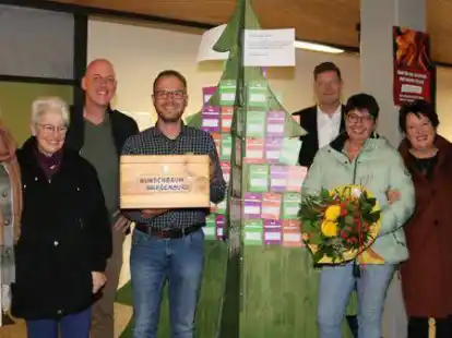 Das Wardenburger Wunschbaum-Team 2022 (von links): Christin Marks, Jeanette M&ouml;llenbeck, Michael Fr&ouml;hlich, Sven Wiedenfeld, Christoph Reents, Simone Brinkmann, Anke Schierhold-Vergin und Rolf Vergin.