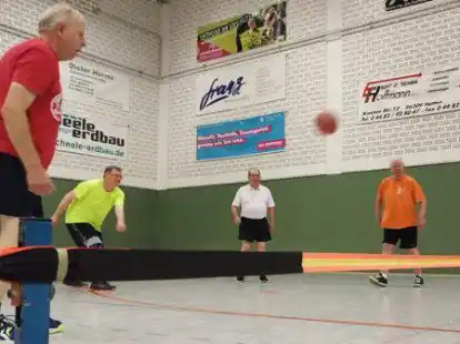 W&auml;hrend des Prellball-Trainings in Brettorf: (von links) Hartmut Einemann, Thomas Horn, Helwig R&ouml;pken und Heinrich Wilms.