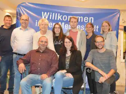 Die Theatergruppe des Heimatvereins Dwergte mit Stefan L&uuml;ken (hinten von links), Tobias Flerlage, Andrea Osterhus, Edith Spille, Felix Wulfers, Sandra Robben, Luisa Debbeler und Leon Osterhus und Christoph Claus (vorne, von links), Melanie Wendeln Andreas Bruns f&uuml;hrt im November den plattdeutschen Krimi &bdquo;Der Hexer&ldquo; nach Edgar Wallace auf.