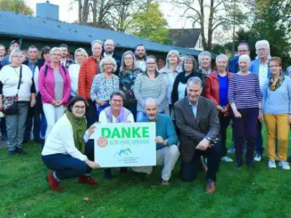 Dankbar und stolz (von links): die Vertreter des Hauses der Hospiz- und Palliativarbeit &bdquo;Am Jadebusen&ldquo;, Sigrun Deneke (mission:lebenshaus), Anke K&uuml;ck (Gesch&auml;ftsf&uuml;hrung), Dr. Ernst-Berthold Ahlhorn (Hospizbewegung Varel) und B&uuml;rgermeister  Gerd-Christian Wagner.