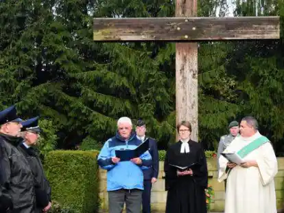Gedenken an die Opfer von Krieg und Gewalt und Mahnung zum Frieden. Am Volkstrauertag findet die &ouml;kumenische Gedenkfeier in Hude statt (Archivbild aus 2019).