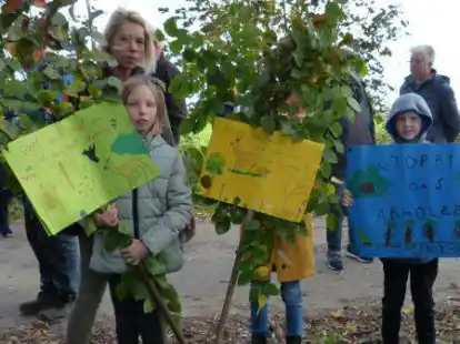 Karola Backer hat mit ihren T&ouml;chtern Lina und Rieke Transparente gebaut, auch Lenny h&auml;lt eines in die Kamera.