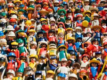 Mit Hilfe von Playmobil-Figuren erkl&auml;rt Michael Sommer Literatur.