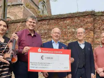 Spende f&uuml;r drei Geigen: Geigenlehrerin Agata Sanocka-Morys, Tobias Kokkeling (Musische Akademie), Dr. Thomas Br&uuml;ggemann, Wilfried Kracke und Ihno Groenewold (alle Lions Club).