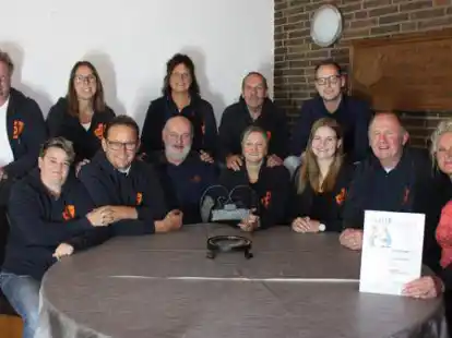 Die Schauspieler der Laienspielschar St.  Joseph Sp&ouml;lk&ouml;ppel ut Kampe  freuen sich auf die Vorf&uuml;hrungen im M&auml;rz (vorne, von links): Manuela Block, Alois Beckmann, Jan Benkens, Petra Tamling, Laura Tamling, G&uuml;nter Meyer, Kerstin Ackermann, (hinten, von links) Dierk Ortmann,  Ulrike Beckmann, Brigitte  Meyer, Ludger Kohake und Lukas Beckmann.