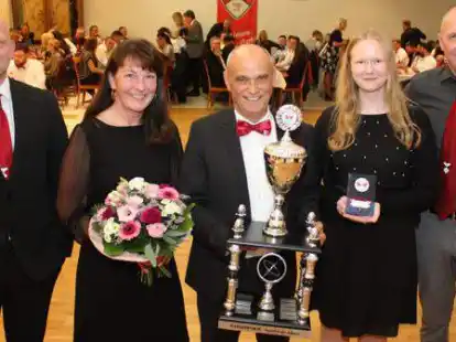 Ehrung des Sportlers des Jahres beim Harkebr&uuml;gger Sportverein (von links): Torsten  Thomann, Petra Villwock, Uwe Villwock, Mechthild Lammers und Hubert Ideler.