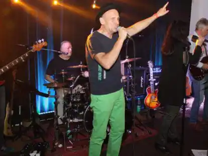 Die Friesoyther  Kultband &bdquo;Zebu and the Gnus&ldquo; begeisterte in der Alten Wasserm&uuml;hle die zahlreichen Musikfreunde.