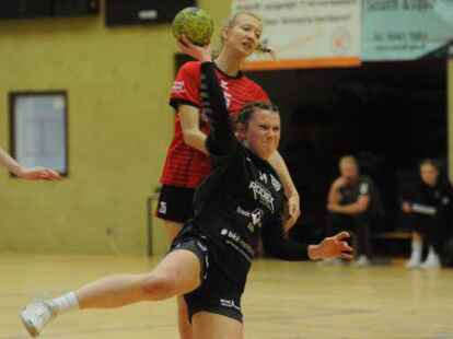 Nicht zu stoppen: die Elsflether Handballerinnen (am Ball)