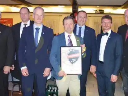 Vorsitzender Martin Schrand, 2. Vorsitzender Heiner Abeln (hinten v.l.), B&uuml;rgermeister Witali Bastian und Beisitzer Stefan Willenborg (r.) freuen sich mit den Geehrten Christoph H&uuml;lskamp, Gustav M&uuml;ller und Effi Ruhl (vorne, v.l.).