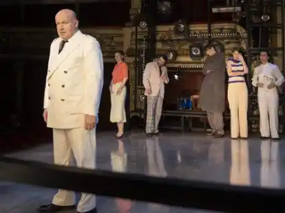 Staatstragend: Matthias Kleinert als Kapit&auml;n vor mitreisenden Passagieren