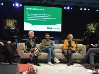 Unter Leitung von Moderator Alexander Rolfes (v.r.) diskutierten Corinna Onnen, Oliver Hermes, Silvia Breher und Torsten K&ouml;rner zum Thema: &bdquo;Zusammenhalten statt spalten&ldquo;