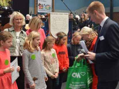 Die Vertreterinnen der Kardinal-von-Galen-Schule k&ouml;nnen sich &uuml;ber die Pr&auml;sente freuen, die ihnen Heimatbund-Pr&auml;sident Stephan Schute &uuml;berreicht.
