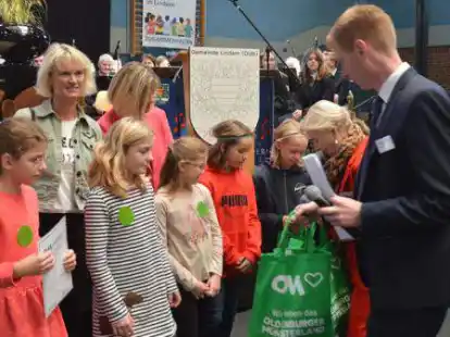 Die Vertreterinnen der Kardinal-von-Galen-Schule k&ouml;nnen sich &uuml;ber die Pr&auml;sente freuen, die ihnen Heimatbund-Pr&auml;sident Stephan Schute &uuml;berreicht.