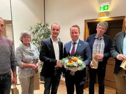 Dirk Koopmann (3.v.l.) l&ouml;st Dr. Christoph Penning (4. v.l.) als Vorsitzender des Gemeindeverbandes ab. Die scheidenden Vorstandsmitglieder(v.l.) Viktor Janz, Birgit Werner, Hermann-Josef Pr&uuml;llage und Ansgar Behrens wurden mit einem Pr&auml;sent verabschiedet.