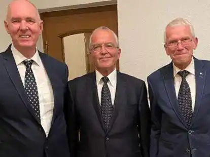 Tragende S&auml;ulen des M&auml;nnergesangvereins D&ouml;tlingen: (von links) Hartwig van D&uuml;llen (1. Vorsitzender), Bernd Wrobel (Schriftf&uuml;hrer) und Reinhold Pirsich (Kassenwart).