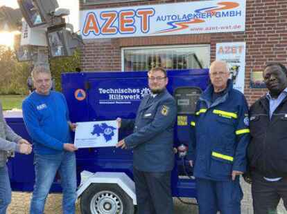 An der Werkstatt des Autolackierers Azet pr&auml;sentieren Vertreter der Bundesanstalt des THW Ortsverbands Westerstede, der THW-Helfervereinigung, des Parks der G&auml;rten und Azet einen neuen Lichtmastanh&auml;nger (von links): Lennart B&ouml;hlje (Technischer Betriebsleiter des Parks der G&auml;rten), J&uuml;rgen Pietrzyk (Geselle beim Autolackierer Azet), Marcel van Schwartzenberg (1. Vorsitzender der THW-Helfervereinigung), Wilfried Ferdinand (2. Vorsitzender der THW-Helfervereinigung) und Thomas Ako (Bundesanstalt des THW-Ortsverbands Westerstede).