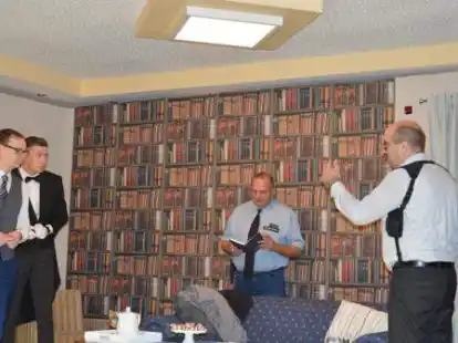 Rechtsanwalt Markus Messmer (Felix Wulfers, l.) ist in Gefahr. Hauptkommissar Bliese (Tobias Flerlage) und Oberkommissar Wempe (Christoph Claus) wollen den Hexer enttarnen. Welche Rolle spielt Herbert Hackenberg (Leon Osterhus) als Angestellter Messmers?