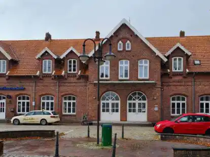 Der Bahnhofsvorplatz in Jever wurde in &bdquo;Fritz-Levy-Platz&ldquo; umbenannt.